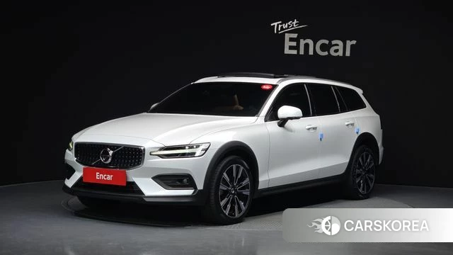 Volvo V60 Cross-Country 2nd Generation 2021 Белый из Кореи