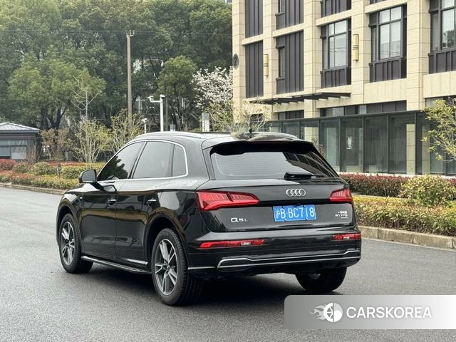 Audi Q5L 2021 Черный из Китая