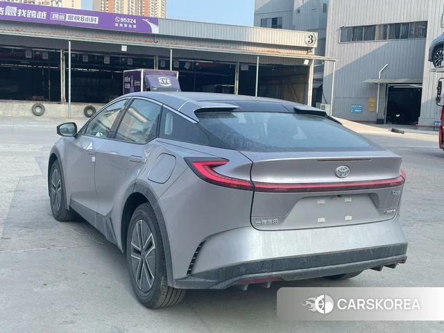 Toyota bZ5 2026 Серебристо-серый из Китая