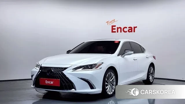 Lexus ES300h 7th generation 2023 Белый из Кореи