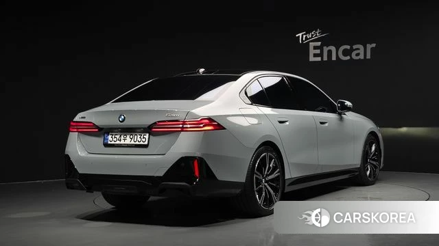 BMW 5 Series (G60) 2026 Светло-серебряный цвет из Кореи