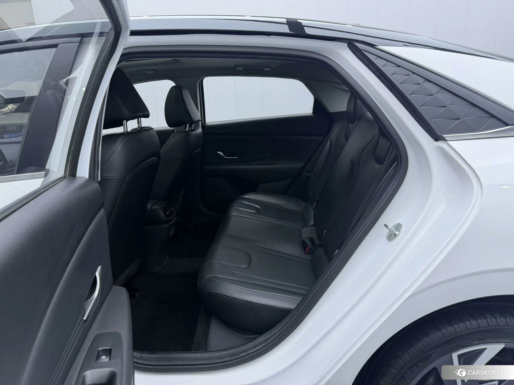 Hyundai Elantra 2023 Белый из Китая