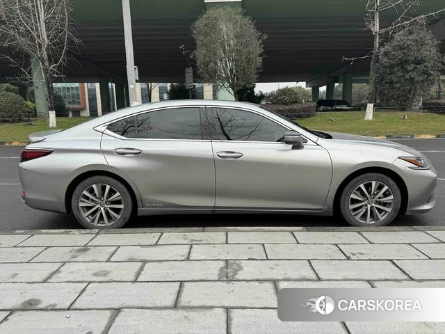 Lexus ES 2021 Серебристо-серый из Китая
