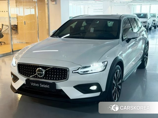 Volvo V60 Cross-Country 2nd Generation 2025 Белый из Кореи