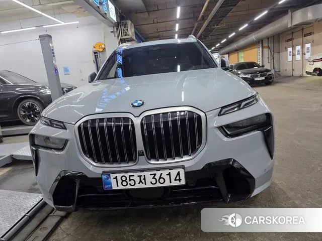 BMW X7 (G07) 2024 Небесно-голубой из Кореи