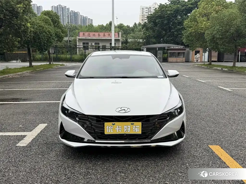 Hyundai Elantra 2023 Белый из Китая