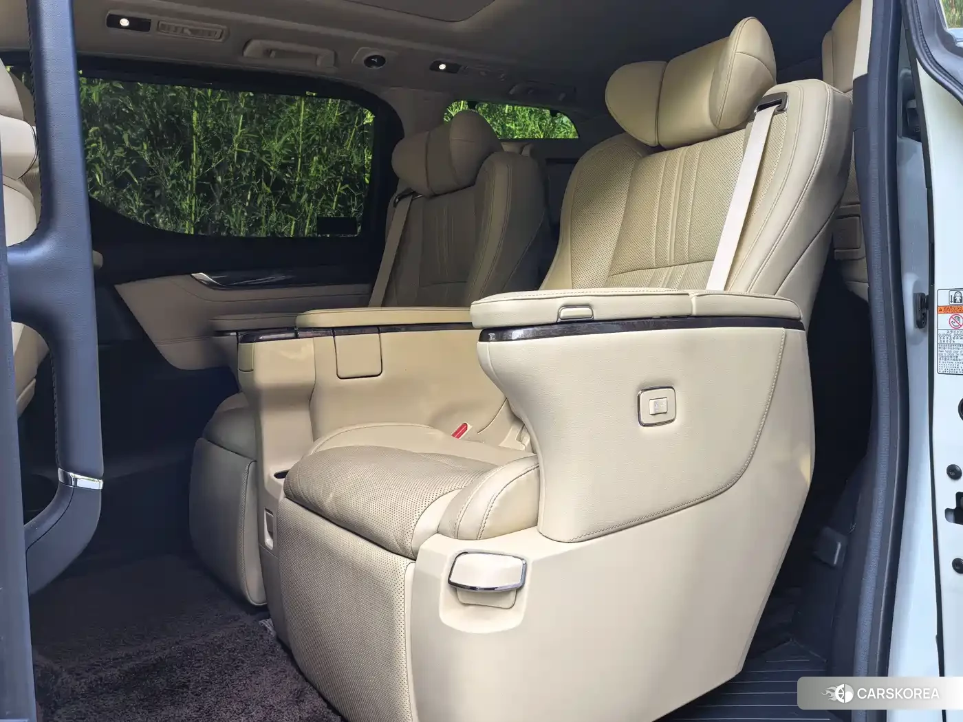 Toyota Elfa 2021 Белый из Китая
