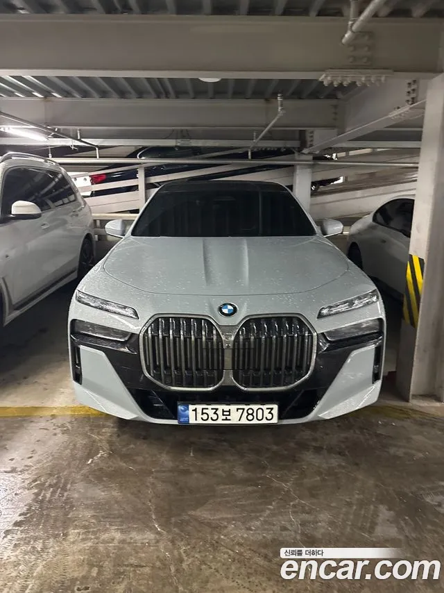 BMW 7 Series (G70) 2023 Небесно-голубой из Кореи