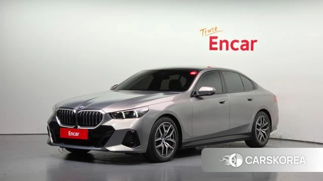 BMW 5 Series (G60) 2026 Песочный из Кореи