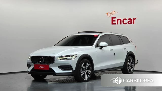 Volvo V60 Cross-Country 2nd Generation 2021 Белый из Кореи