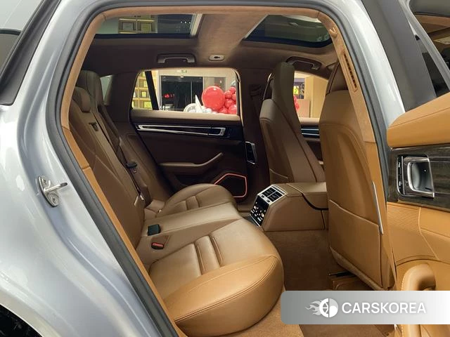 Porsche Panamera 2023 Серебристо-серый из Китая