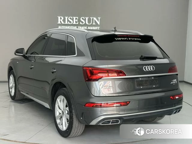 Audi Q5L 2022 Темно-серый из Китая
