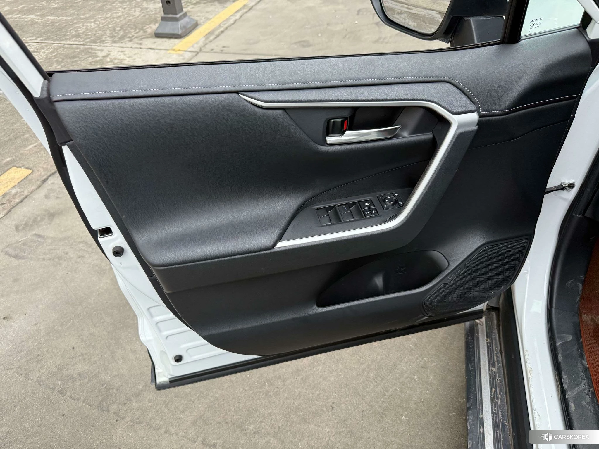 Toyota RAV4 2021 Белый из Китая