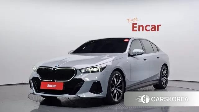 BMW 5 Series (G60) 2025 Светло-серебряный цвет из Кореи