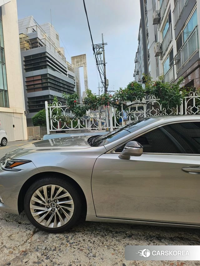 Lexus ES300h 7th generation 2022 Жемчужный цвет из Кореи
