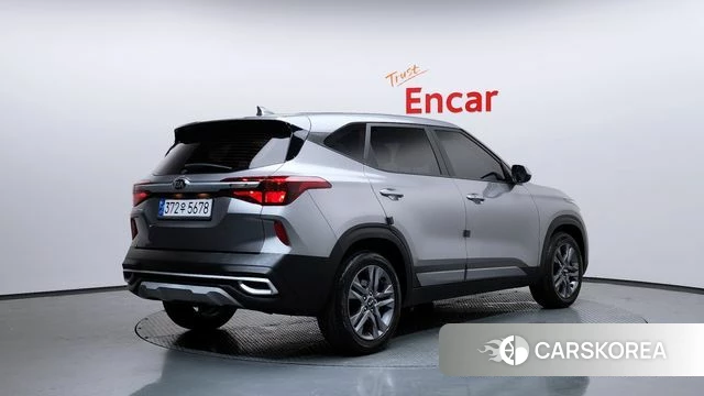 Kia Seltos 2021 Серебристо-серый из Кореи