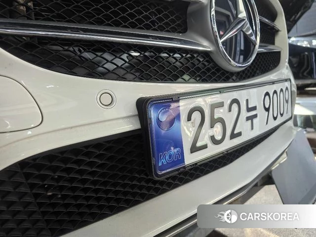 Mercedes-Benz C-Class W205 2019 Белый из Кореи