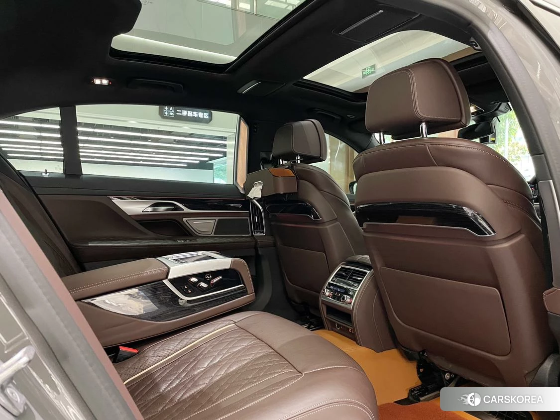 BMW 7 series 2021 Серебристо-серый из Китая