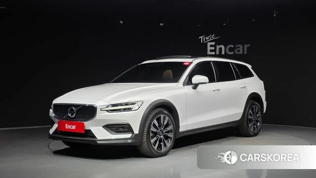 Volvo V60 Cross-Country 2nd Generation 2021 Белый из Кореи