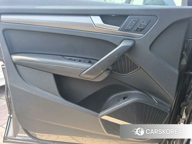 Audi Q5L 2022 Темно-серый из Китая