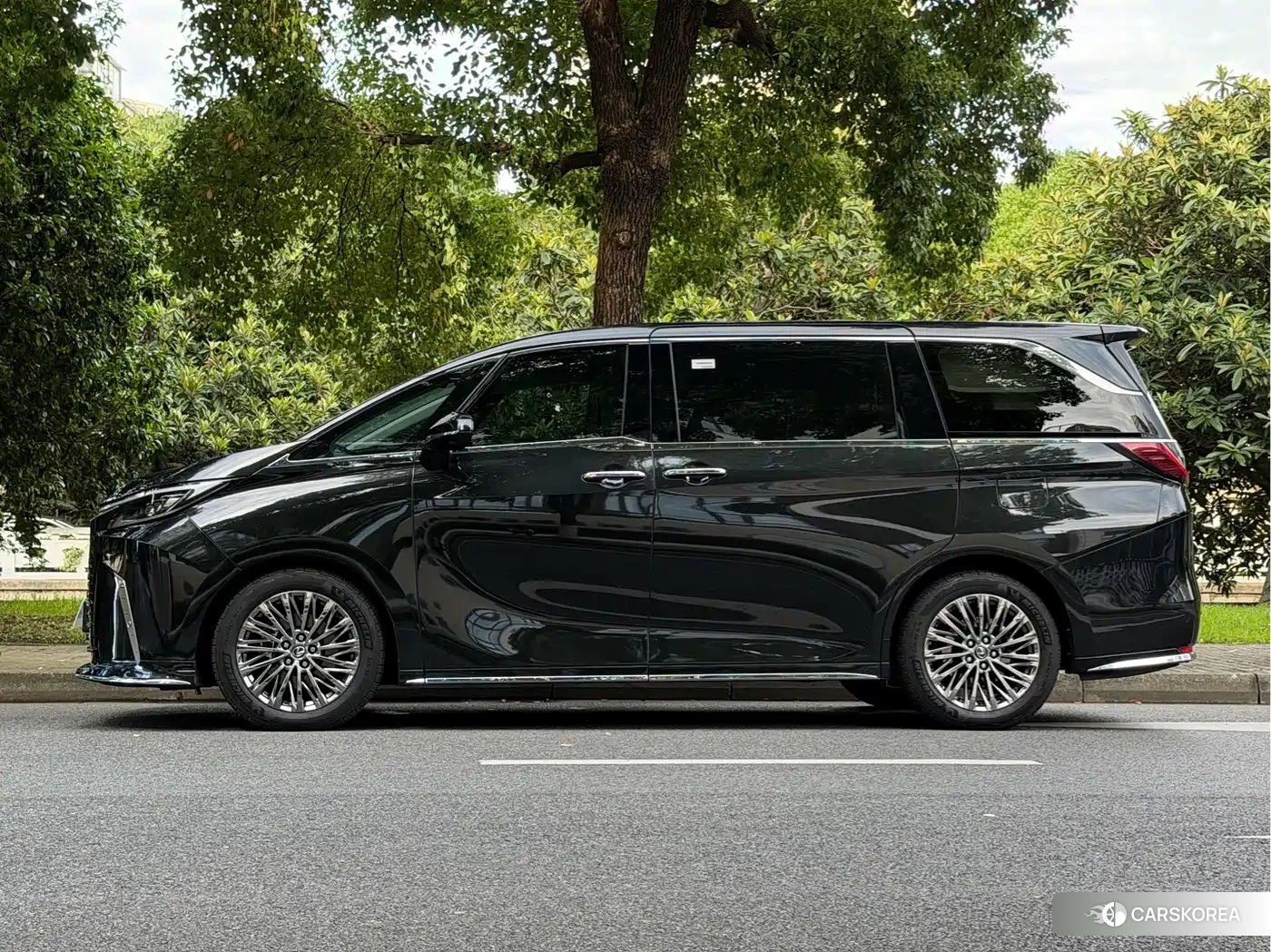 Lexus LM 2024 Черный из Китая
