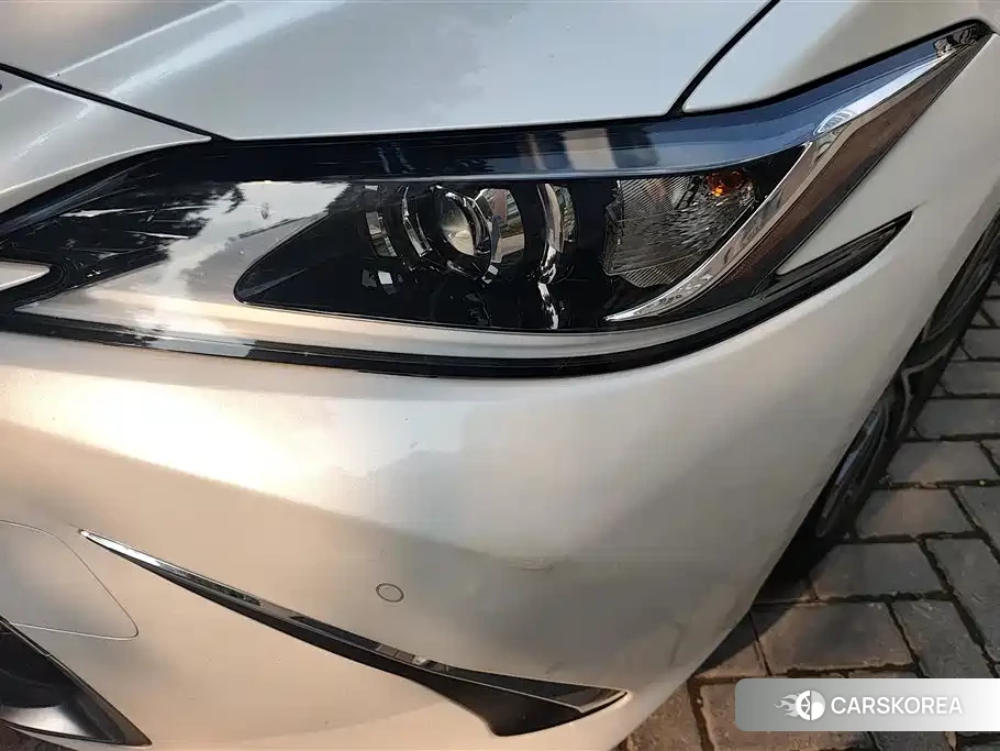 Lexus ES 2023 Белый из Китая