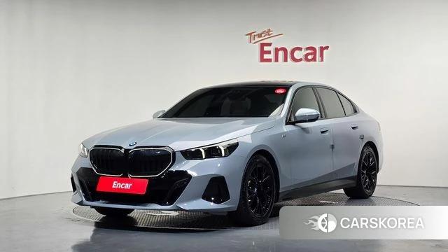 BMW 5 Series (G60) 2024 Светло-серебряный цвет из Кореи