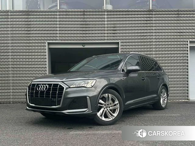 Audi Q7 2021 Темно-серый из Китая