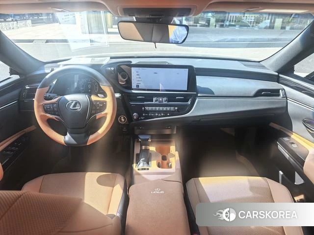 Lexus ES 2024 Серебристо-серый из Китая