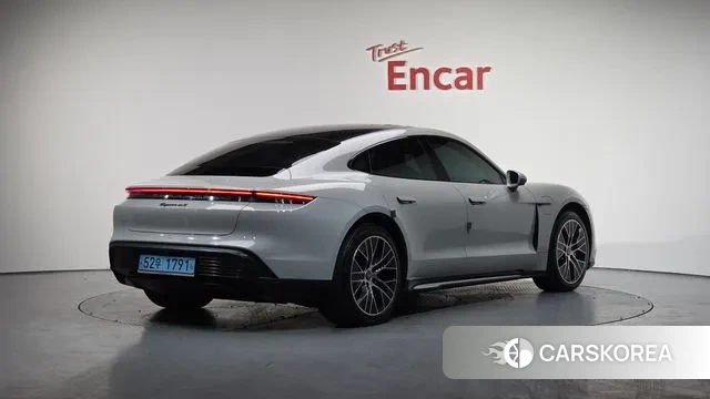 Porsche Taycan 2021 Серебристо-серый из Кореи