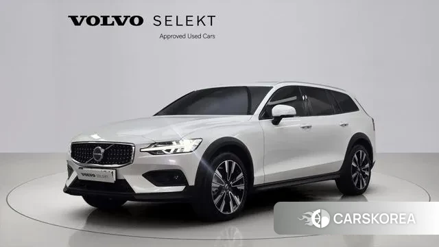 Volvo V60 Cross-Country 2nd Generation 2025 Белый из Кореи