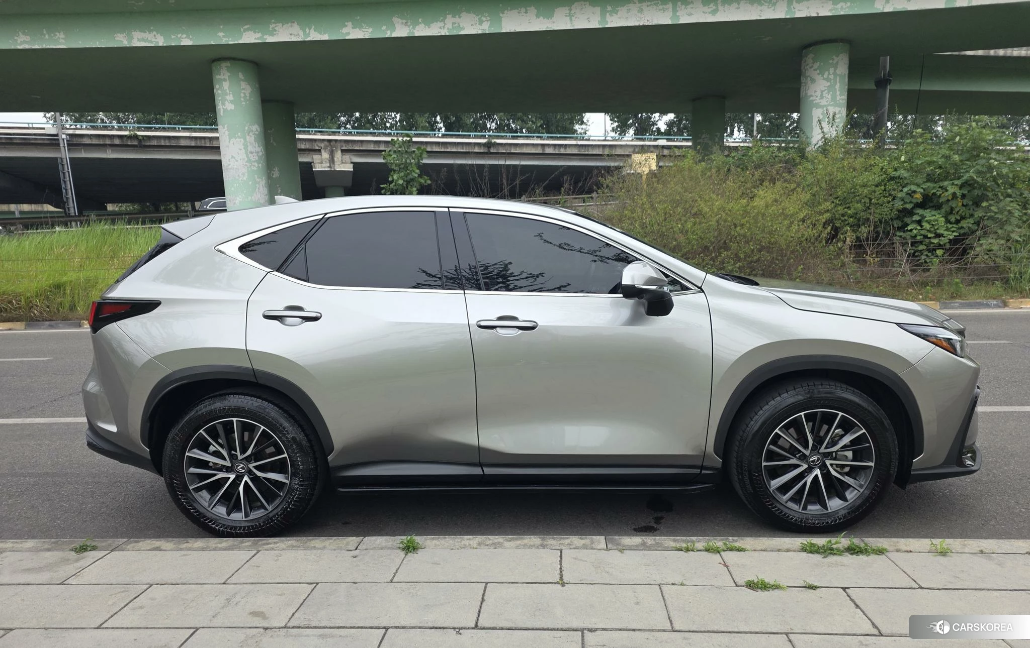 Lexus NX 2023 Серебристо-серый из Китая