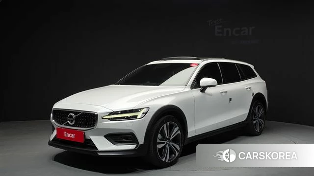 Volvo V60 Cross-Country 2nd Generation 2021 Белый из Кореи
