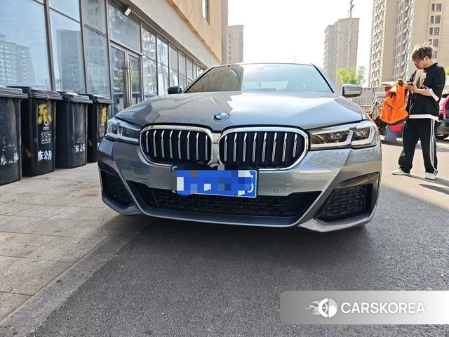 BMW 5 series (imported) 2023 Серебристо-серый из Китая