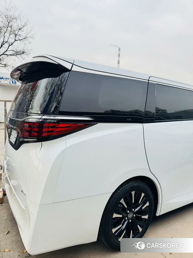 Toyota Elfa 2026 Белый из Китая
