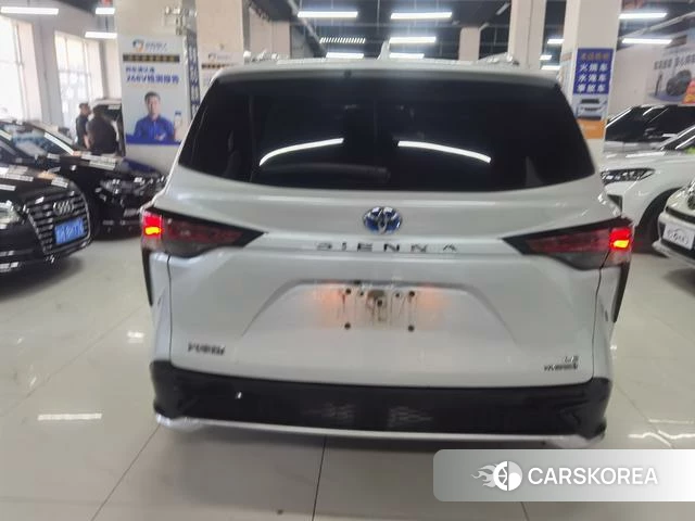 Toyota Saina 2023 Белый из Китая