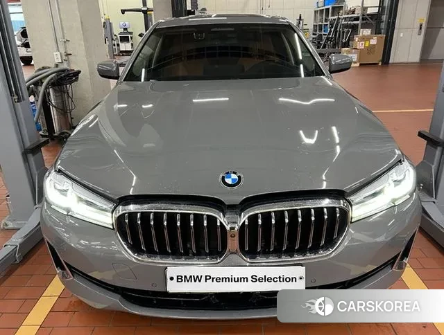 BMW 5 Series (G30) 2021 Серебристо-серый из Кореи