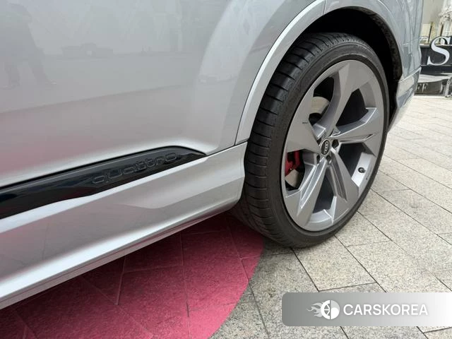 Audi SQ7 2024 Серебристо-серый из Китая
