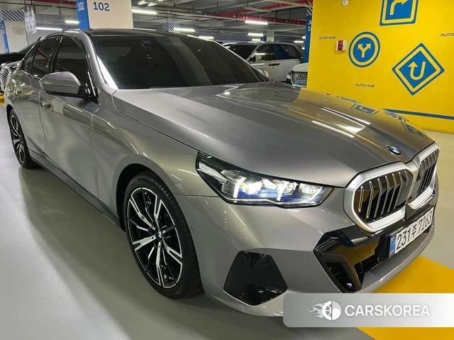 BMW 5 Series (G60) 2026 Песочный из Кореи