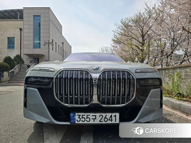 BMW 7 Series (G70) 2025 Жемчужный цвет из Кореи