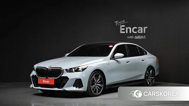 BMW 5 Series (G60) 2025 Серебристо-серый из Кореи