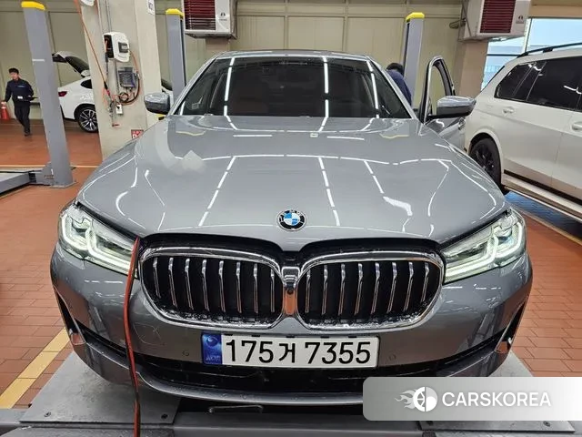 BMW 5 Series (G30) 2023 Серебристо-серый из Кореи