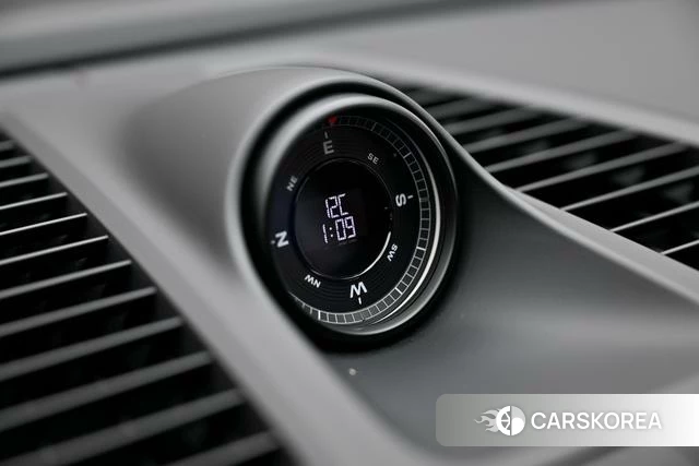 Porsche Macan EV 2025 Серебристо-серый из Китая