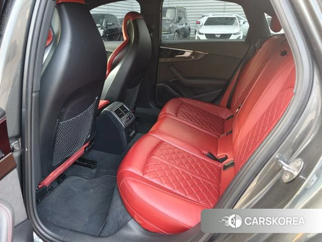 Audi S4 2025 Темно-серый из Китая
