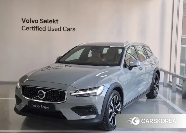 Volvo V60 Cross-Country 2nd Generation 2025 Серый из Кореи
