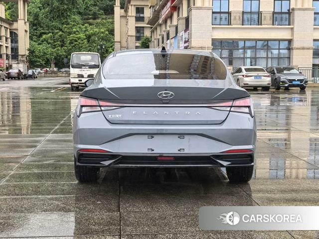 Hyundai Elantra 2022 Серебристо-серый из Китая