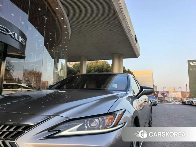 Lexus ES 2024 Серебристо-серый из Китая