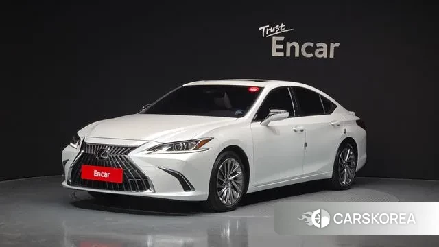 Lexus ES300h 7th generation 2023 Белый из Кореи