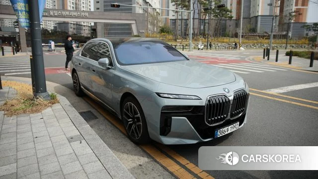 BMW 7 Series (G70) 2025 Цвет галактики из Кореи