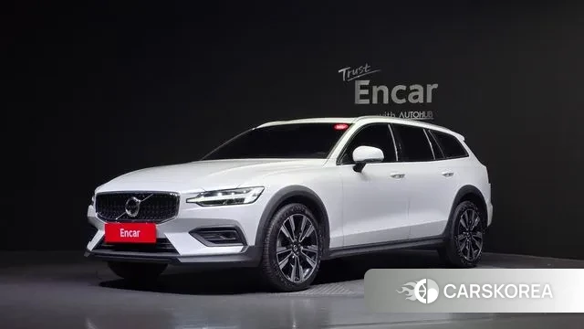 Volvo V60 Cross-Country 2nd Generation 2021 Белый из Кореи